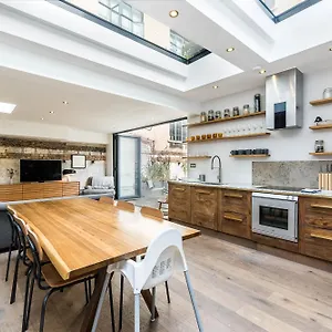 https://stunning-3bd-flat-with-garden-in-shoreditch-zone-1.cambridgehotelsuk.com